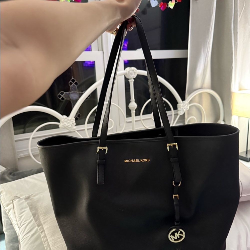 MICHAEL Michael Kors Black Tote Bag with Structured Design and Gold Hardware